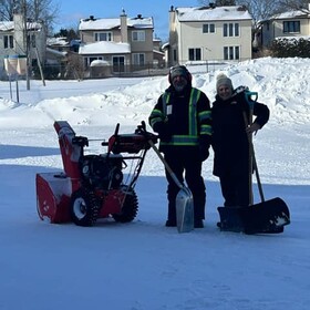 deux membres du personnel qui font du déneigement 